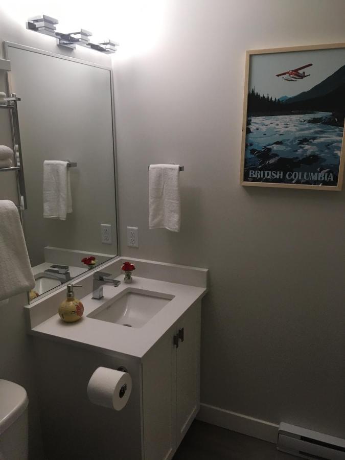 Mollys Cottage-The Suite On Vancouver Island Near Yyj Airport And The Wa And Bc Ferries North Saanich Extérieur photo