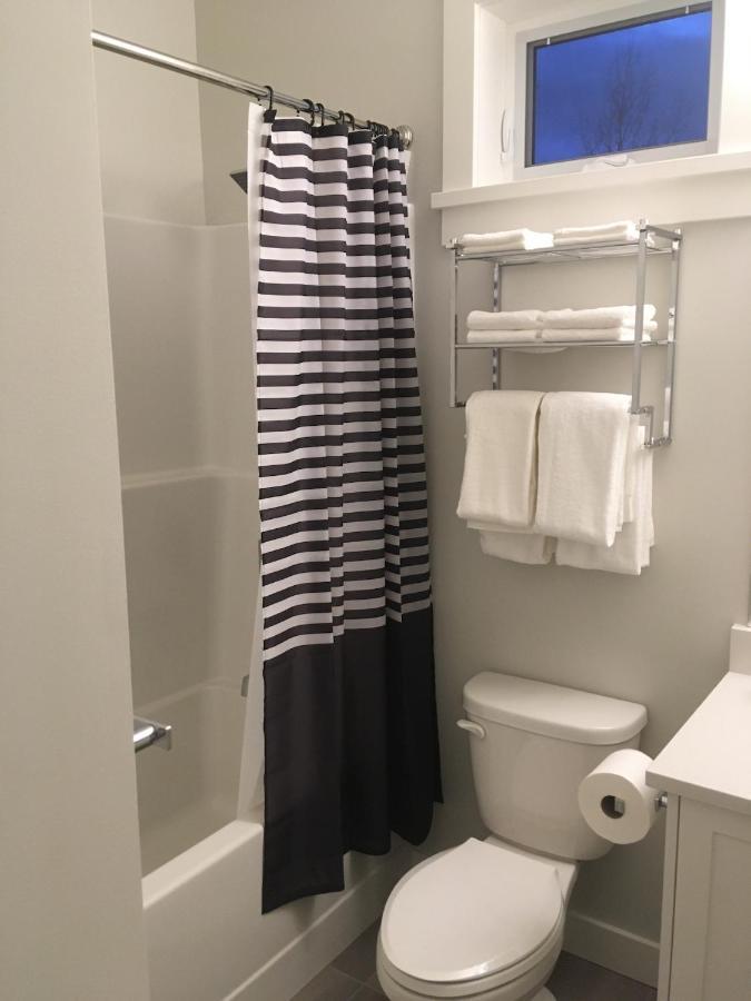 Mollys Cottage-The Suite On Vancouver Island Near Yyj Airport And The Wa And Bc Ferries North Saanich Extérieur photo